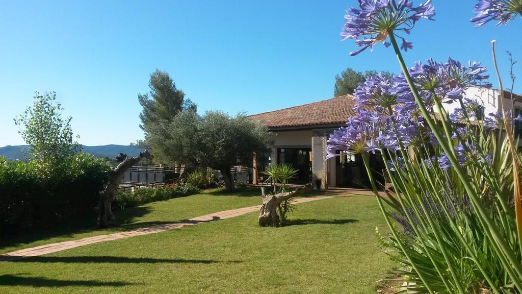 L'Hotellerie Kouros Cuers Bagian luar foto