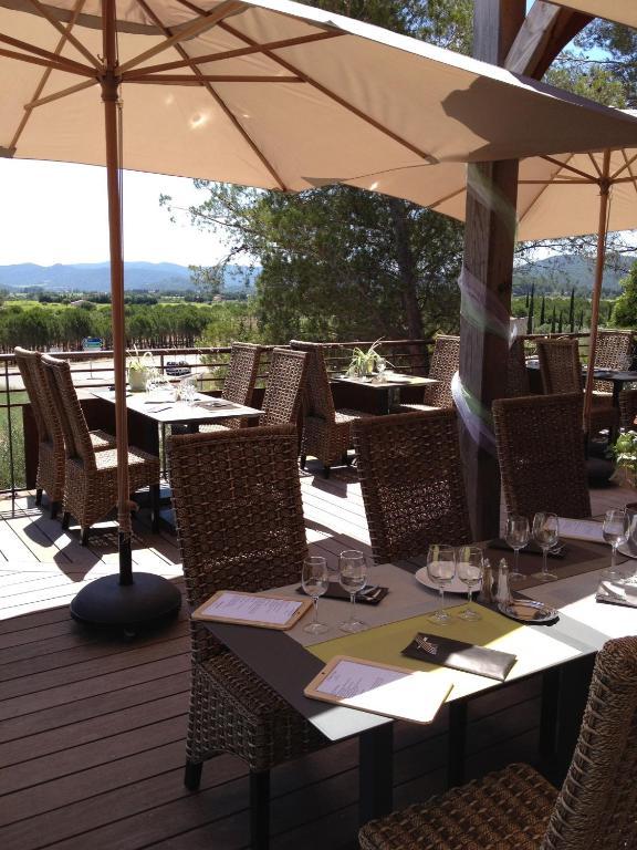 L'Hotellerie Kouros Cuers Bagian luar foto