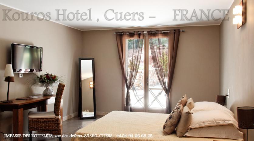 L'Hotellerie Kouros Cuers Bagian luar foto
